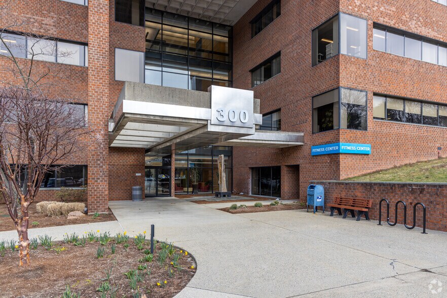 300 Unicorn Park Dr, Woburn, MA à louer - Photo du bâtiment - Image 2 de 6
