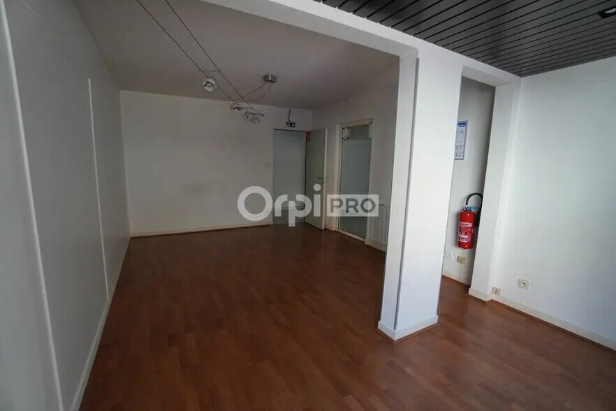 Office in Dijon for lease - Building Photo - Image 1 of 6