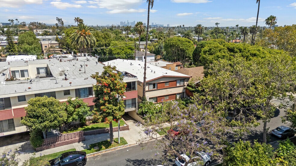 904 N Spaulding Ave, Los Angeles, CA à vendre - Photo du bâtiment - Image 3 de 40