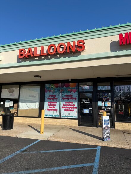 975 Jericho Tpke, Smithtown, NY à louer - Photo du bâtiment - Image 3 de 6