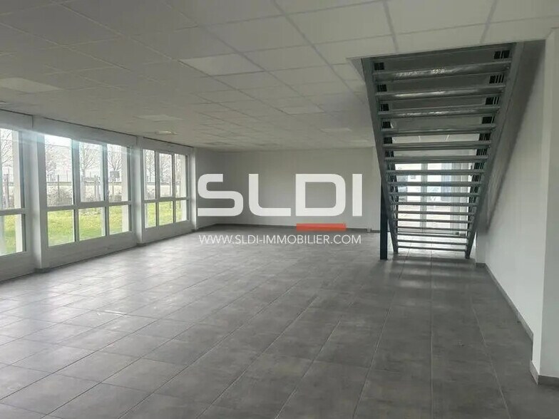 Flex in Genay for lease - Interior Photo - Image 3 of 9