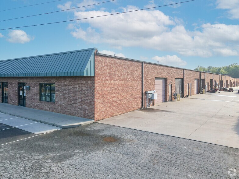 6120 Brookshire Blvd, Charlotte, NC à vendre - Photo du bâtiment - Image 2 de 10