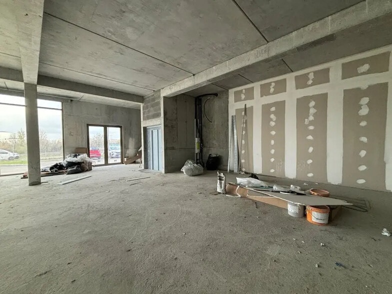 Retail in Meyzieu for lease - Building Photo - Image 2 of 9