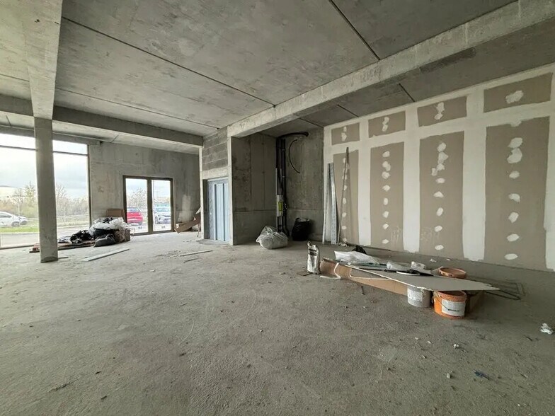 Commerce de détail dans Meyzieu à louer - Photo du bâtiment - Image 2 de 9