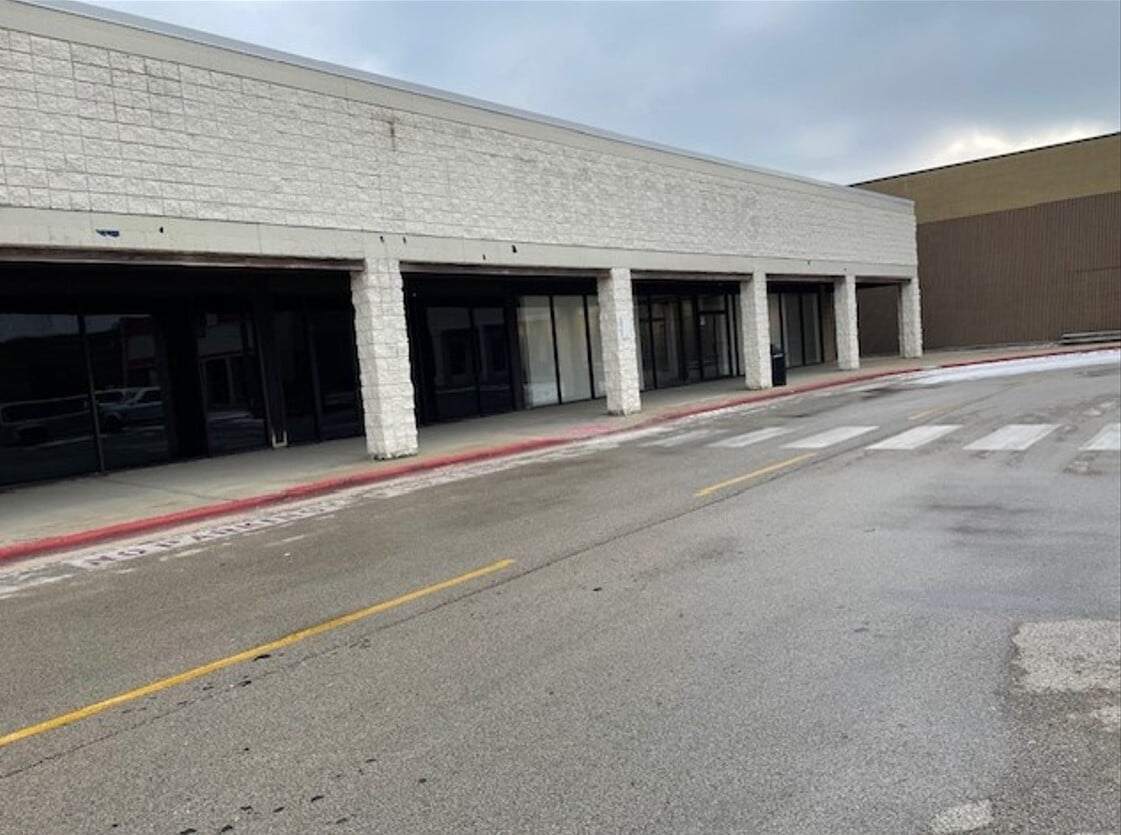 2000 N Neil St, Champaign, IL à louer Photo intérieure- Image 1 de 2