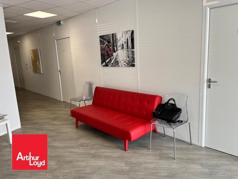 Retail in Lucé for lease - Interior Photo - Image 3 of 5