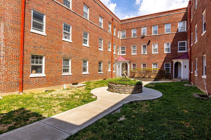 2836 Harrison Ave, Cincinnati, OH à vendre - Photo du bâtiment - Image 3 de 26