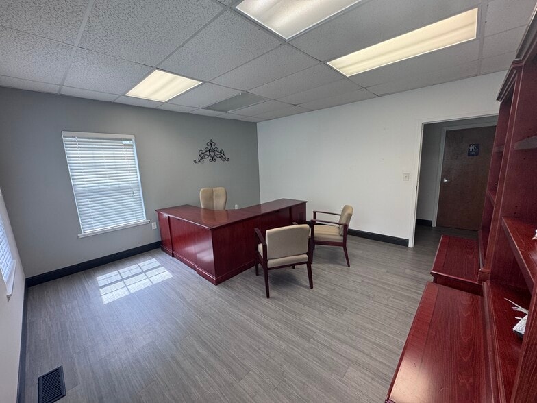 10 Accountants Cir, Seneca, SC for lease - Interior Photo - Image 1 of 3