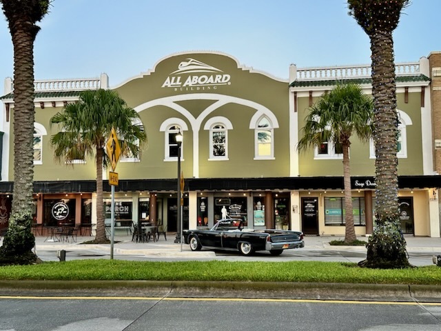 208 S Beach St, Daytona Beach, FL à louer Photo du b timent- Image 1 de 13