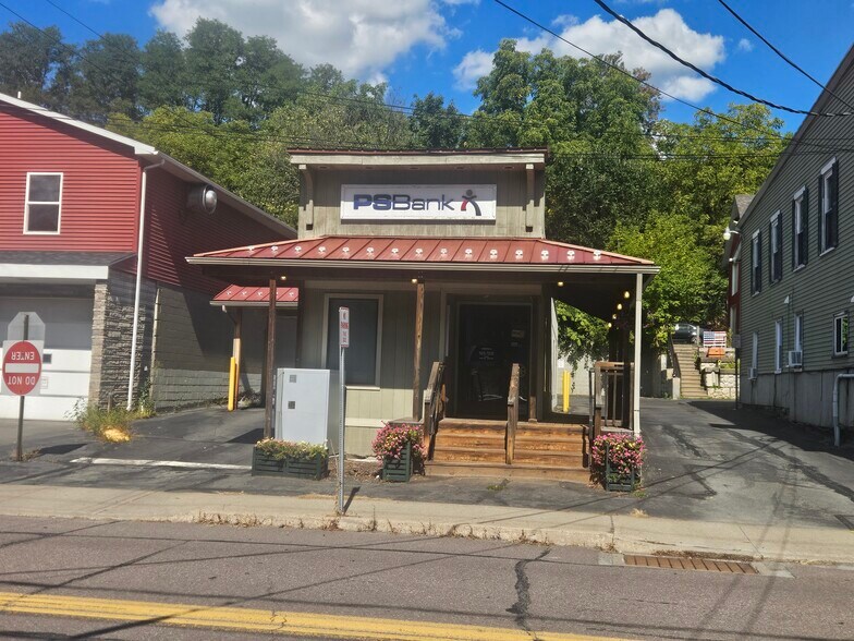 114 College Ave, Factoryville, PA à vendre - Photo du bâtiment - Image 3 de 8