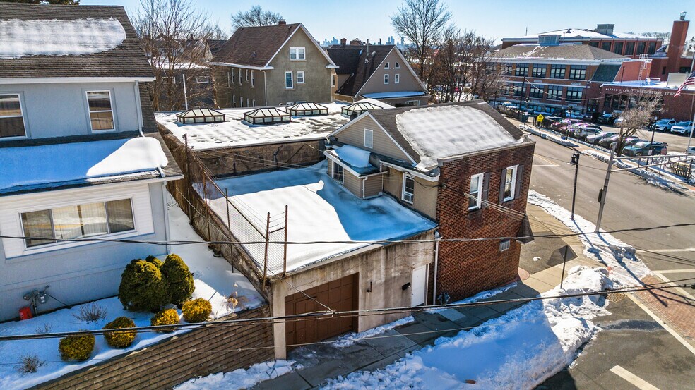 307 Paterson Ave, East Rutherford, NJ à vendre - Photo du bâtiment - Image 2 de 12