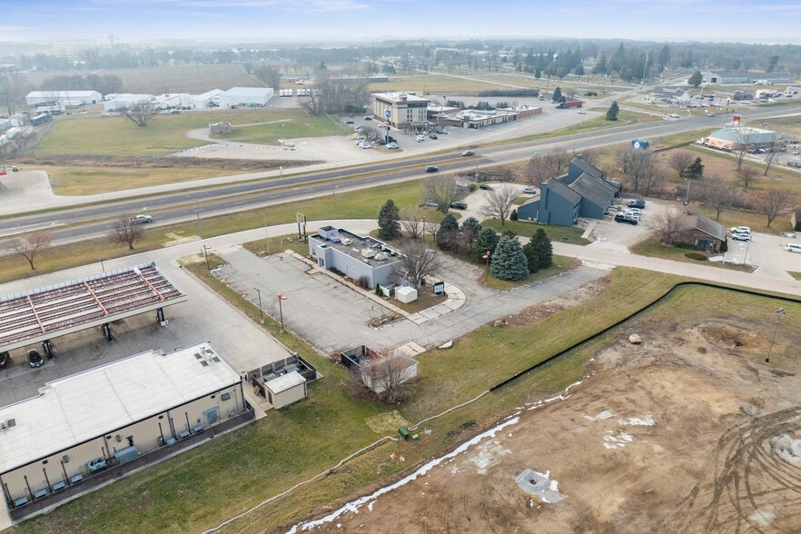 10 Plaza Dr, Clear Lake, IA for lease - Building Photo - Image 3 of 24