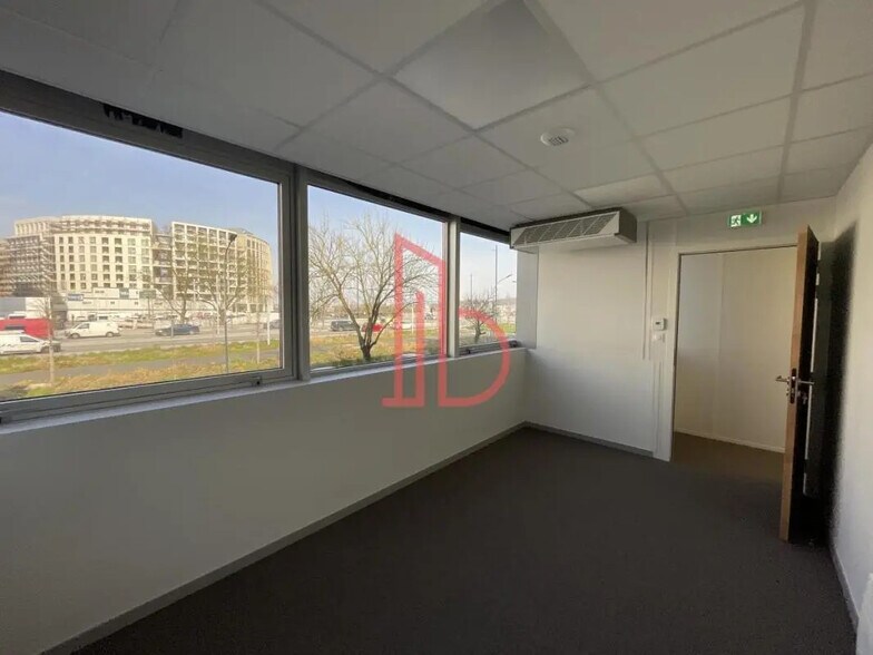 Office in Bordeaux for lease - Interior Photo - Image 2 of 5