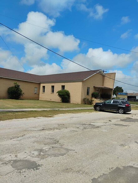 532 N Travis St, De Leon, TX à vendre - Photo du bâtiment - Image 2 de 7