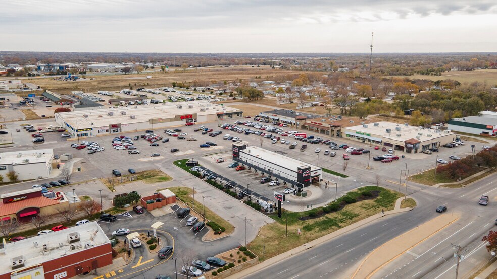 Saddle Creek Crossing portefeuille de 2 propriétés à vendre sur LoopNet.ca - Photo du bâtiment - Image 2 de 7