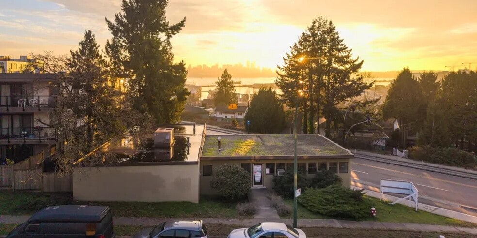 339 2nd St W, North Vancouver, BC for sale - Building Photo - Image 3 of 6