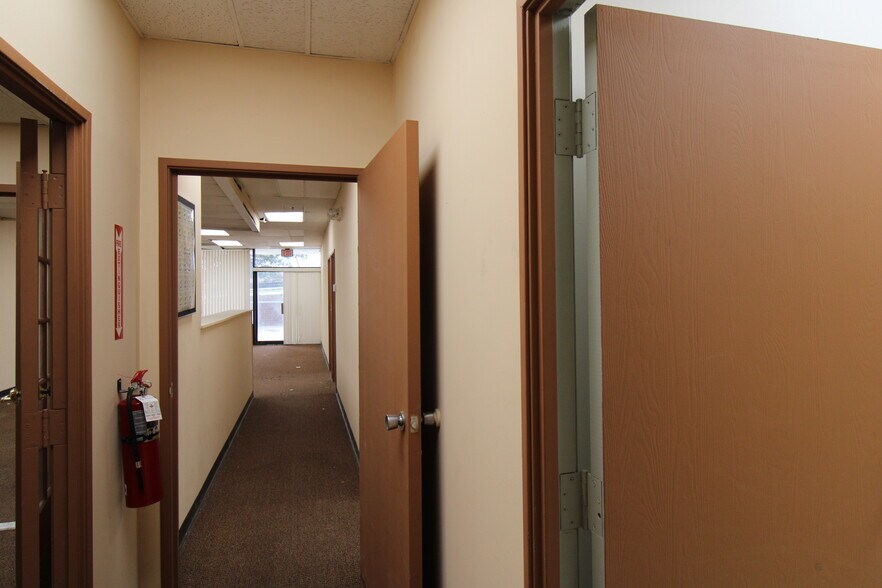 98 Harmon Cove Tower, Secaucus, NJ à louer - Photo du bâtiment - Image 2 de 12