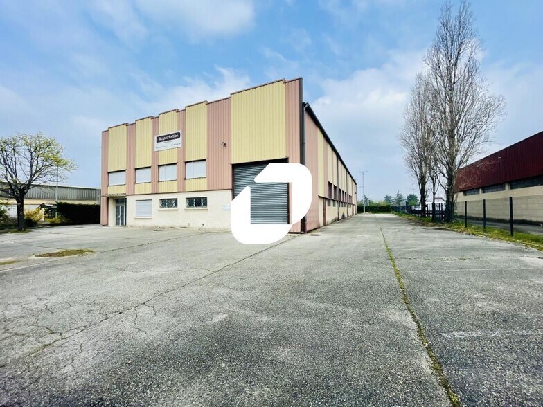 Flex in Chassieu for lease - Building Photo - Image 1 of 10