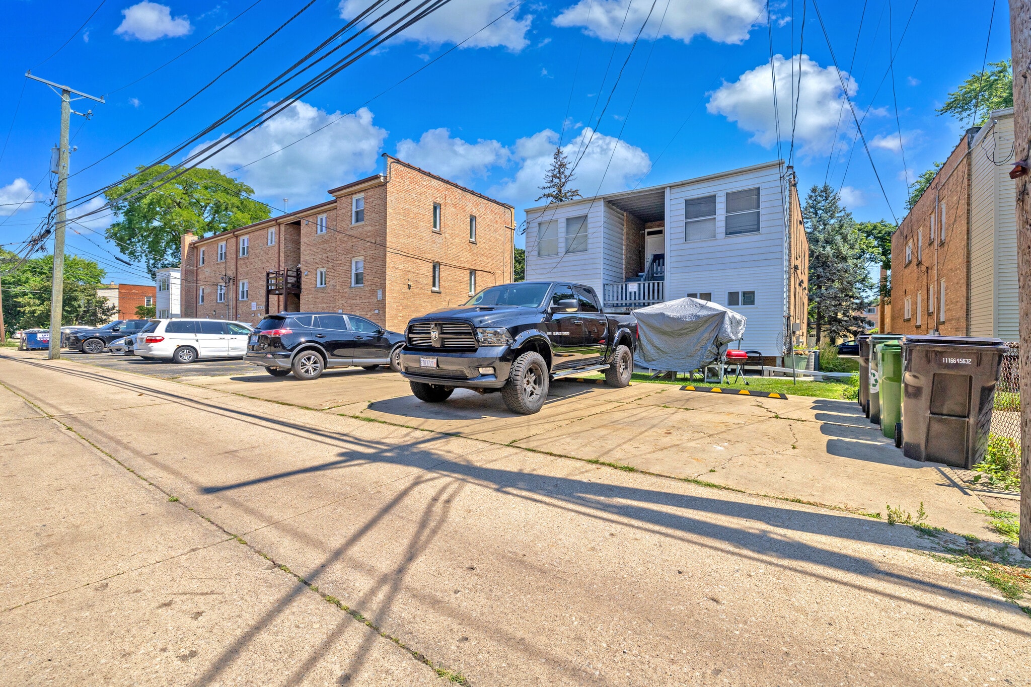 8042 & 8046-8050 Kilpatrick Ave portefeuille de 2 propriétés à vendre sur LoopNet.ca Photo du bâtiment- Image 1 de 11