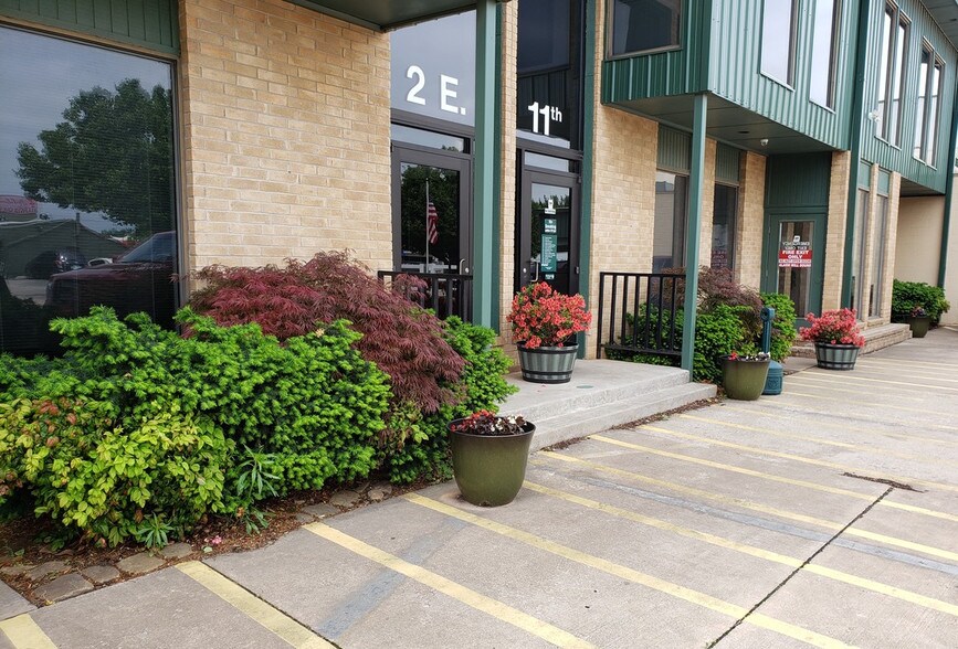 2 E 11th St, Edmond, OK à louer - Photo du bâtiment - Image 2 de 4