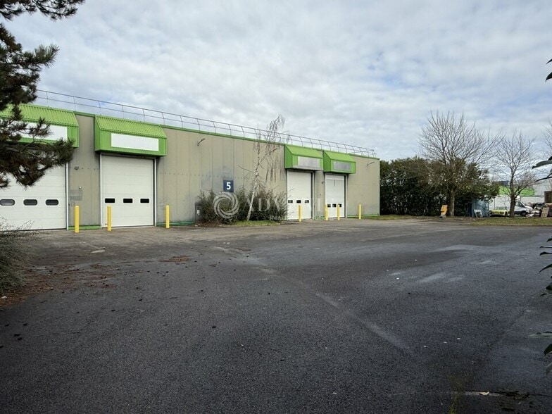 Flex in Saint-Thibault-des-Vignes for lease - Building Photo - Image 2 of 8