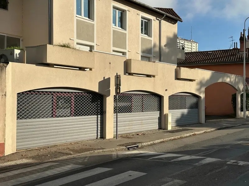 Office in Lyon for sale Building Photo- Image 1 of 2