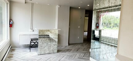 7 Parkdale Cres NW, Calgary, AB à louer Photo intérieure- Image 2 de 5