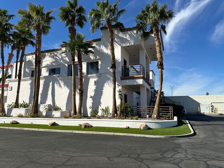 8100 W Sahara Ave, Las Vegas, NV à louer - Photo du bâtiment - Image 3 de 11
