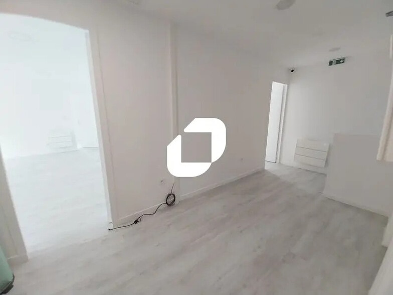 Office in Élancourt for lease - Interior Photo - Image 3 of 9