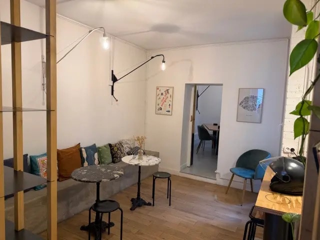 Retail in Paris for lease Interior Photo- Image 1 of 4