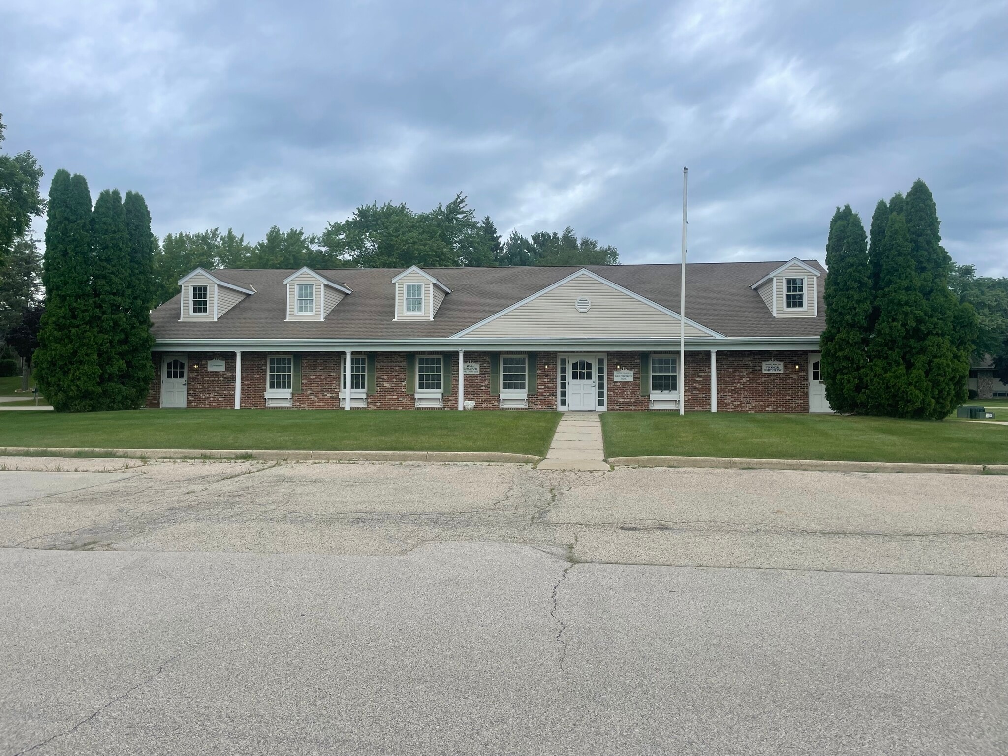 104 E Summit Ave, Wales, WI for sale Primary Photo- Image 1 of 23