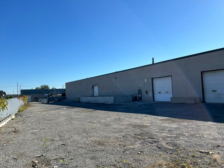 1320 Av De Valleyfield, Laval, QC à louer - Photo du bâtiment - Image 2 de 18
