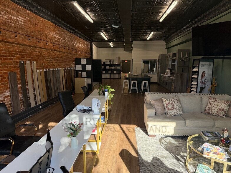 116 N Main St, Fountain Inn, SC à louer - Photo du bâtiment - Image 3 de 7