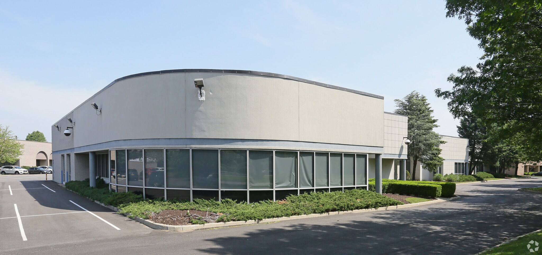 200-230 Sea Ln, Farmingdale, NY à louer Photo du bâtiment- Image 1 de 21