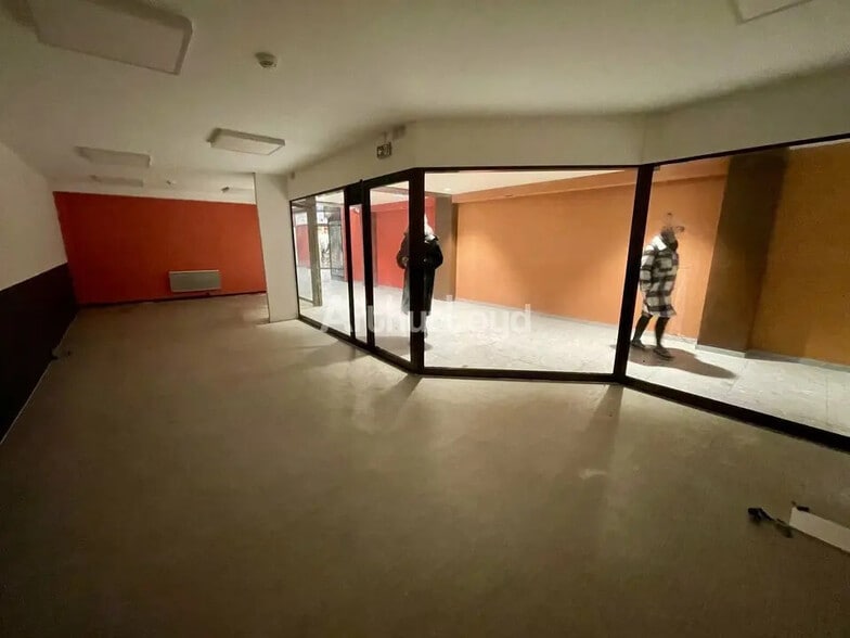 Retail in Reims for lease - Interior Photo - Image 3 of 4