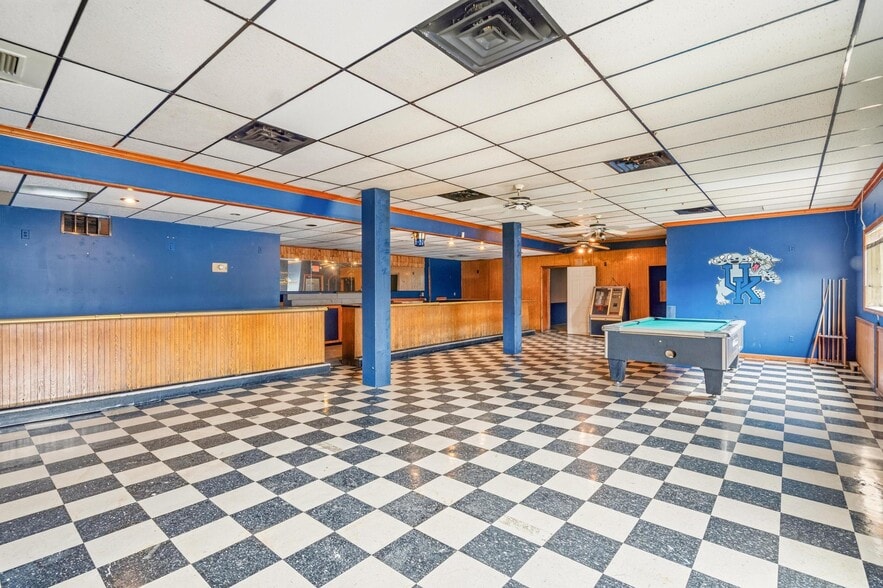 W 10th St portfolio of 1 properties for sale on LoopNet.ca - Building Photo - Image 3 of 42