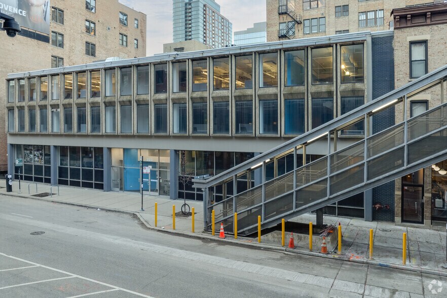 225 W Superior St, Chicago, IL à louer - Photo du bâtiment - Image 2 de 18