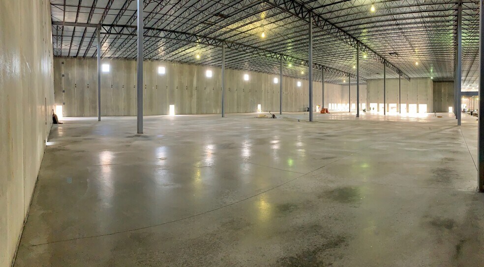 990 Paterson Plank Rd, East Rutherford, NJ for lease - Interior Photo - Image 2 of 4