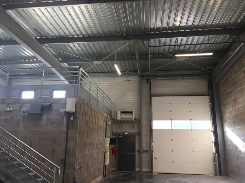 Flex in Croissy-Beaubourg for lease - Interior Photo - Image 3 of 20