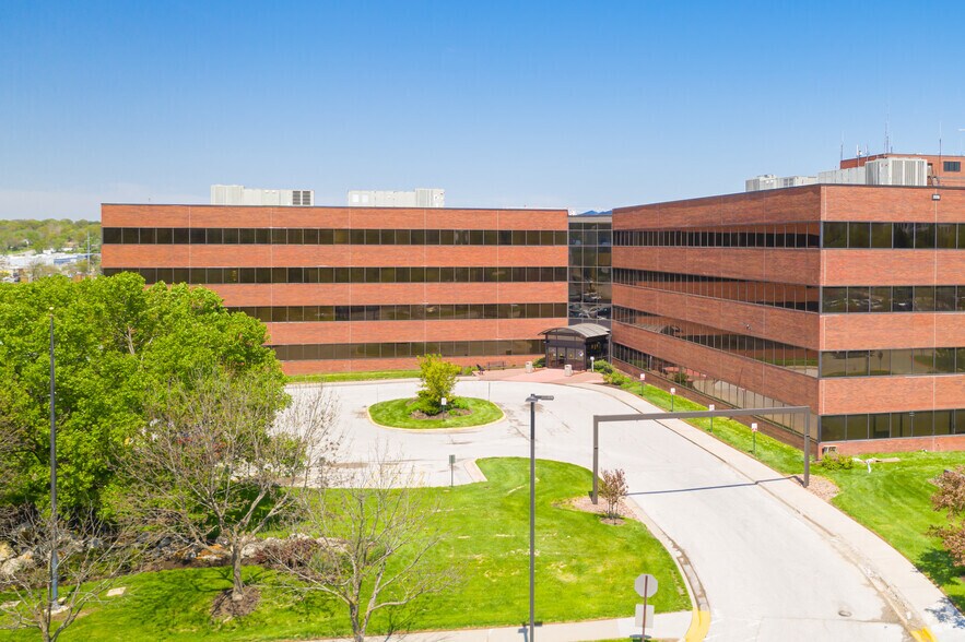 1010 Carondelet Dr, Kansas City, MO à louer - Photo du bâtiment - Image 3 de 4
