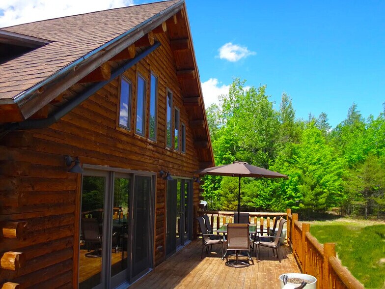 90 Mountain Meadows Way, Upper Jay, NY à vendre - Photo du bâtiment - Image 2 de 2