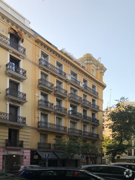 Multifamily in Madrid, Madrid for sale - Primary Photo - Image 1 of 3