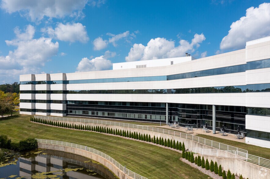 25925 Telegraph Rd, Southfield, MI à louer - Photo du bâtiment - Image 2 de 21