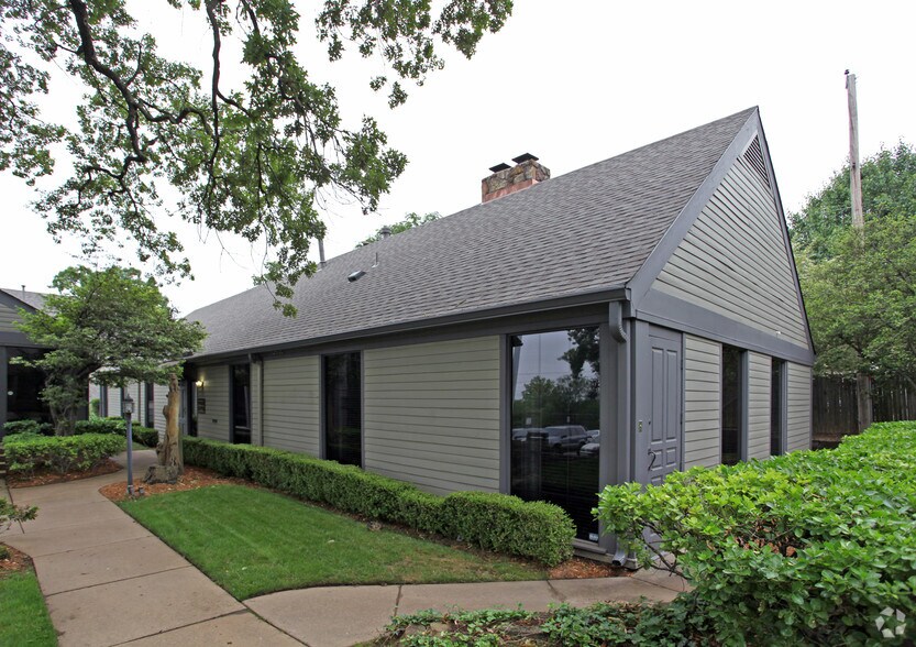 2411 E Skelly Dr, Tulsa, OK à vendre - Photo principale - Image 2 de 8