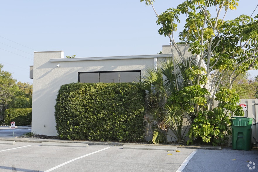 3525-3529 S Tuttle Ave, Sarasota, FL for lease - Building Photo - Image 3 of 11
