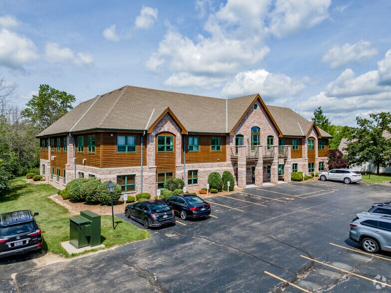 1035 W Glen Oaks Ln, Mequon, WI for sale - Primary Photo - Image 1 of 13