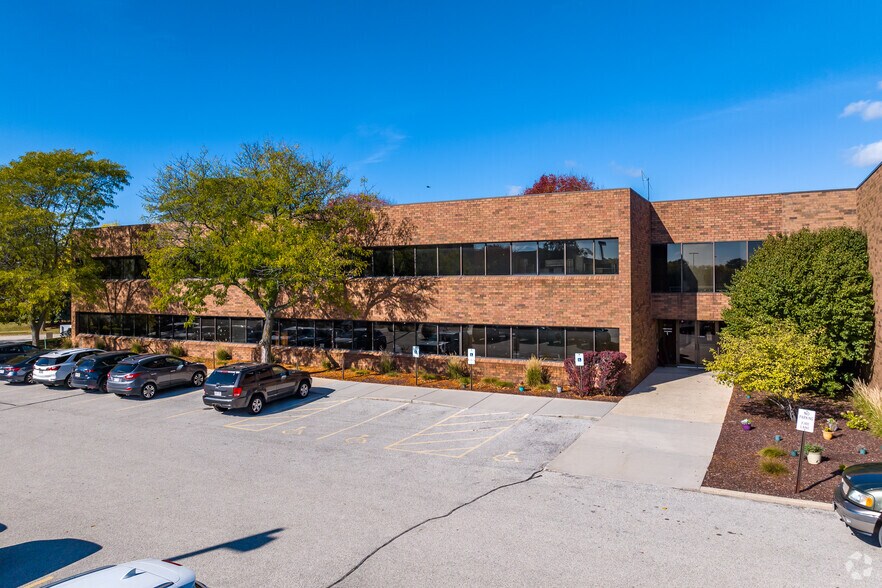 2400 S 102nd St, West Allis, WI à louer - Photo du bâtiment - Image 1 de 29