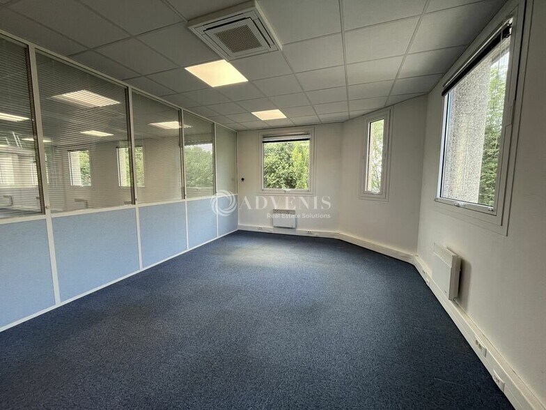 Office in Tremblay-en-France for lease - Interior Photo - Image 2 of 6