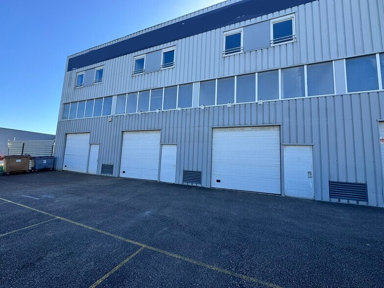 Flex in Achères for sale - Building Photo - Image 2 of 10