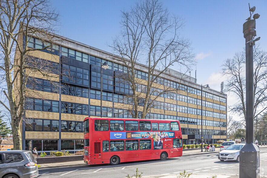 100 High St, Londres à louer - Photo du bâtiment - Image 2 de 3